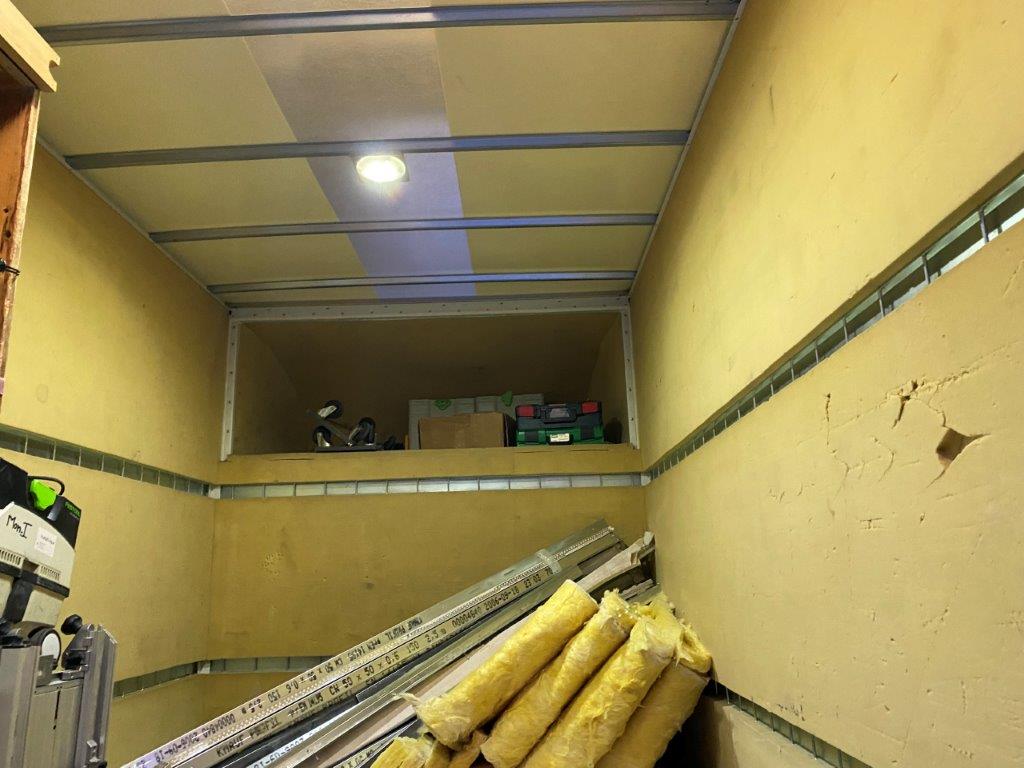 Stauraum im Alkoven über Fahrerhaus – zusätzlicher Staubereich für Werkzeuge und Material