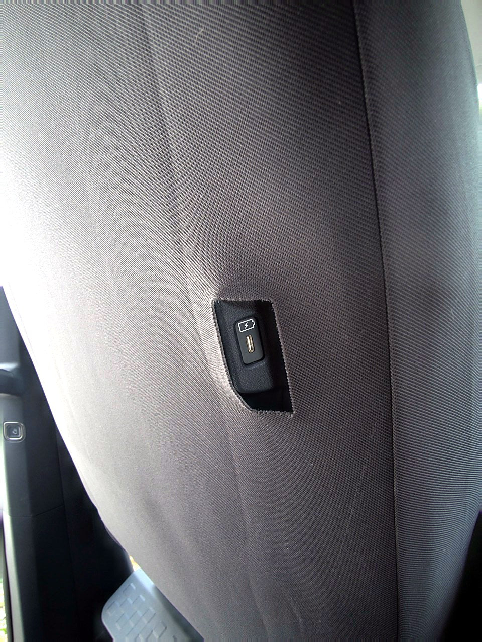 Sitzbezug Kia PV5 – Aussparung USB-C-Anschluss
