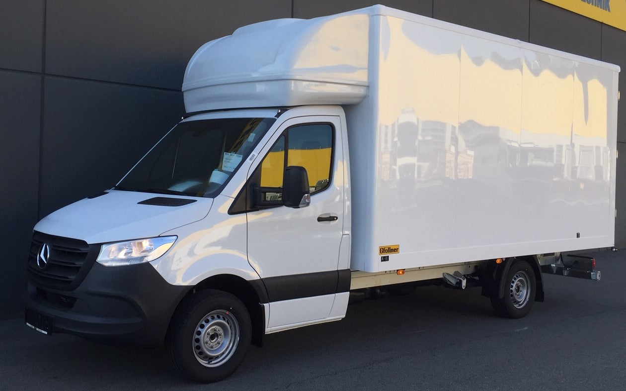 Alkoven Stirnwandspoiler für Transporter mit Kofferaufbau – Außenansicht montiert über Fahrerhaus