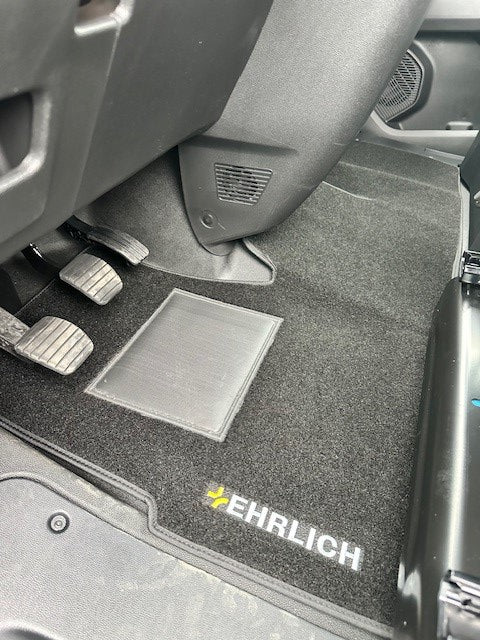 Teppich-Fußmatte mit Firmenlogo-Bestickung im Fahrzeug eingebaut