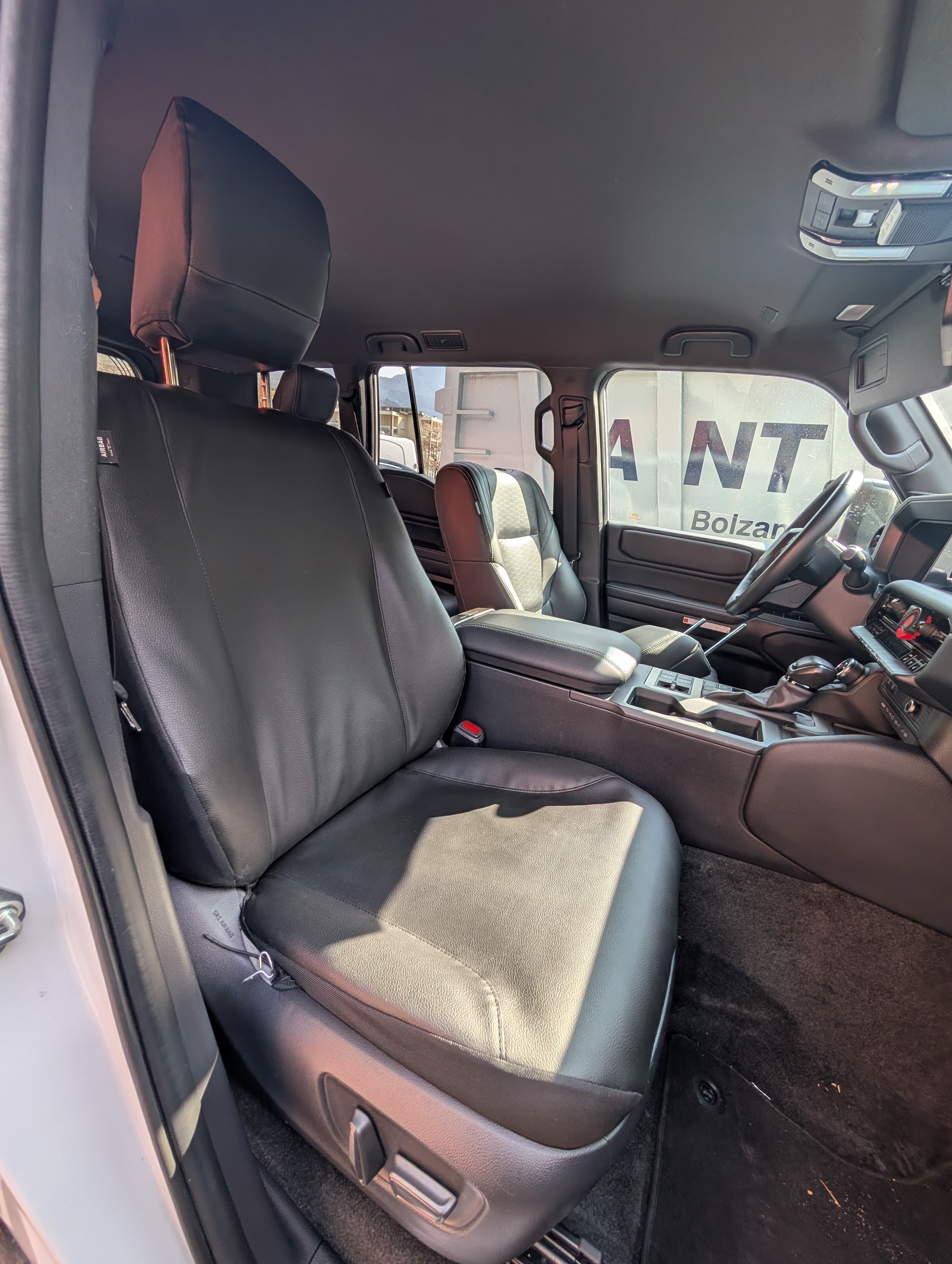 Kunstleder-Sitzbezug im Toyota Land Cruiser, schwarz-grau, Ganzsitz-Ansicht