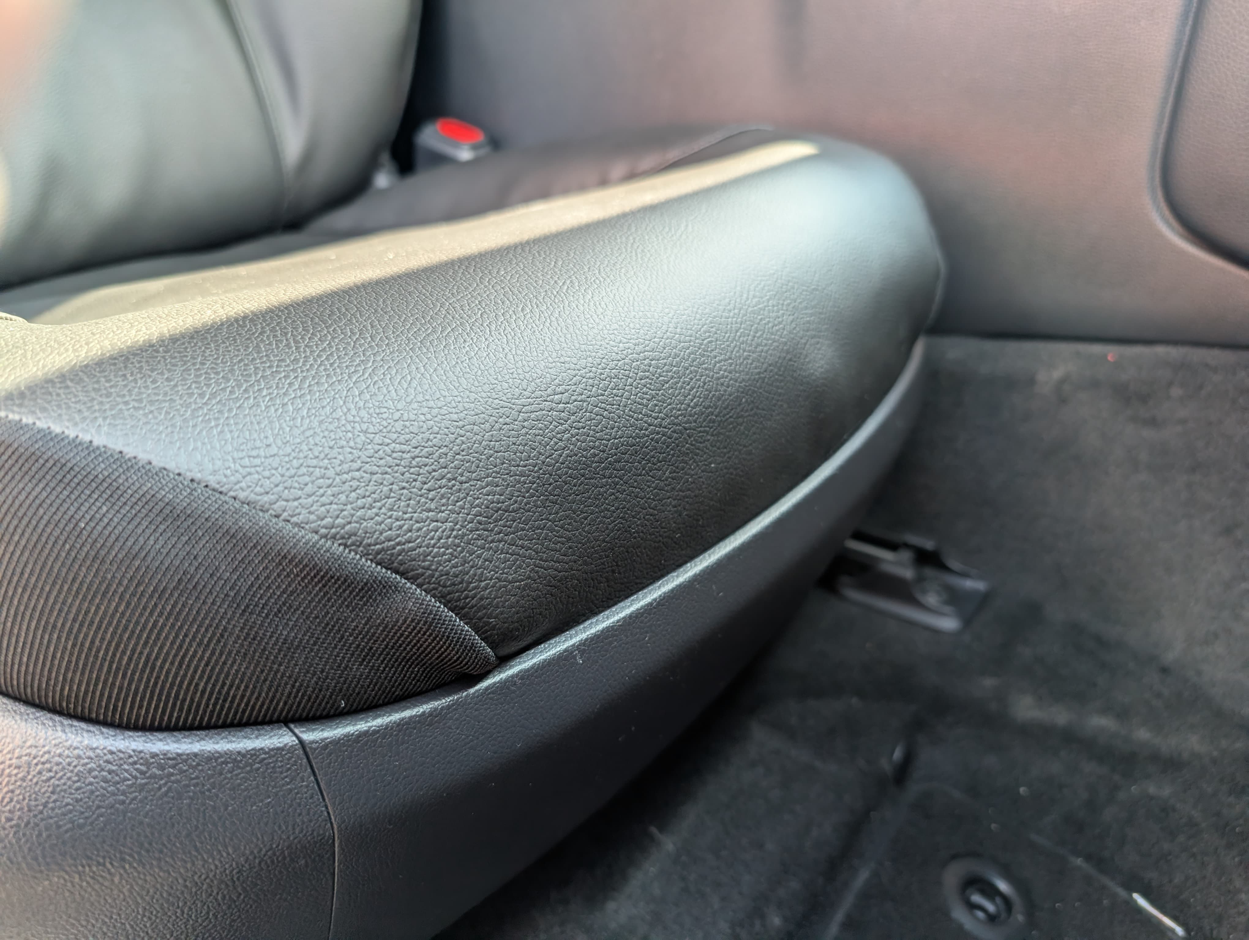 Kunstleder-Detail Toyota Land Cruiser, Naht und Textur sichtbar