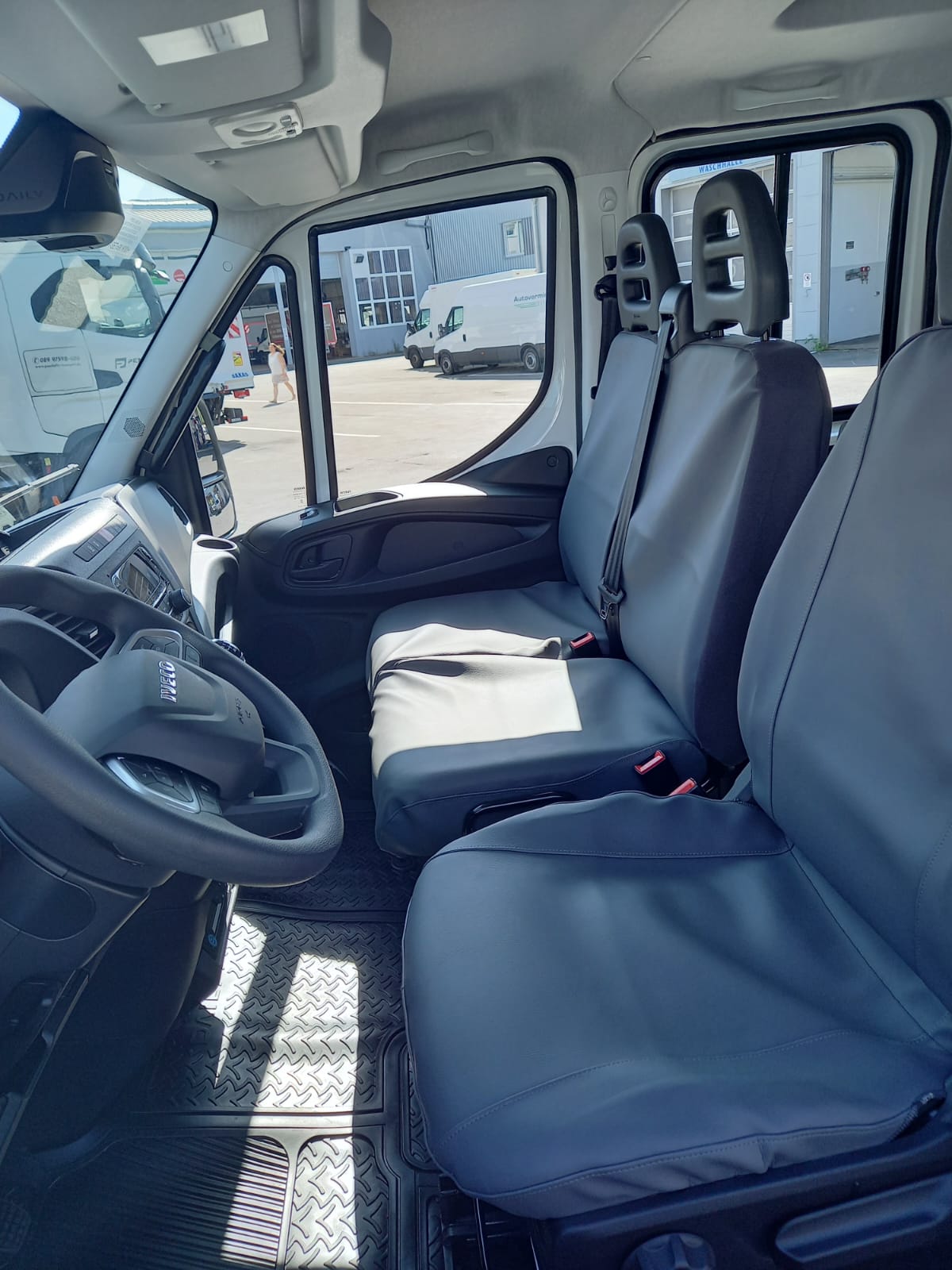 Kunstleder-Sitzbezug Iveco Daily, grau, Dreierbank-Ansicht