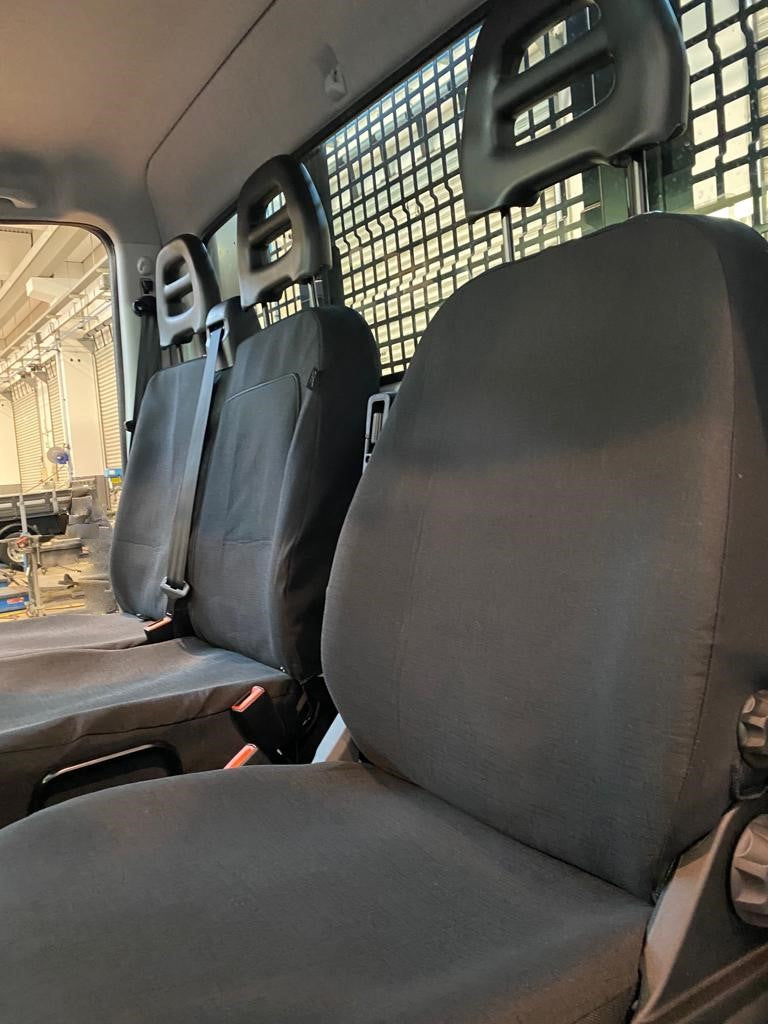 Stoffbezug Iveco Daily, Werkstatt-Setting, authentisches Einbaufoto