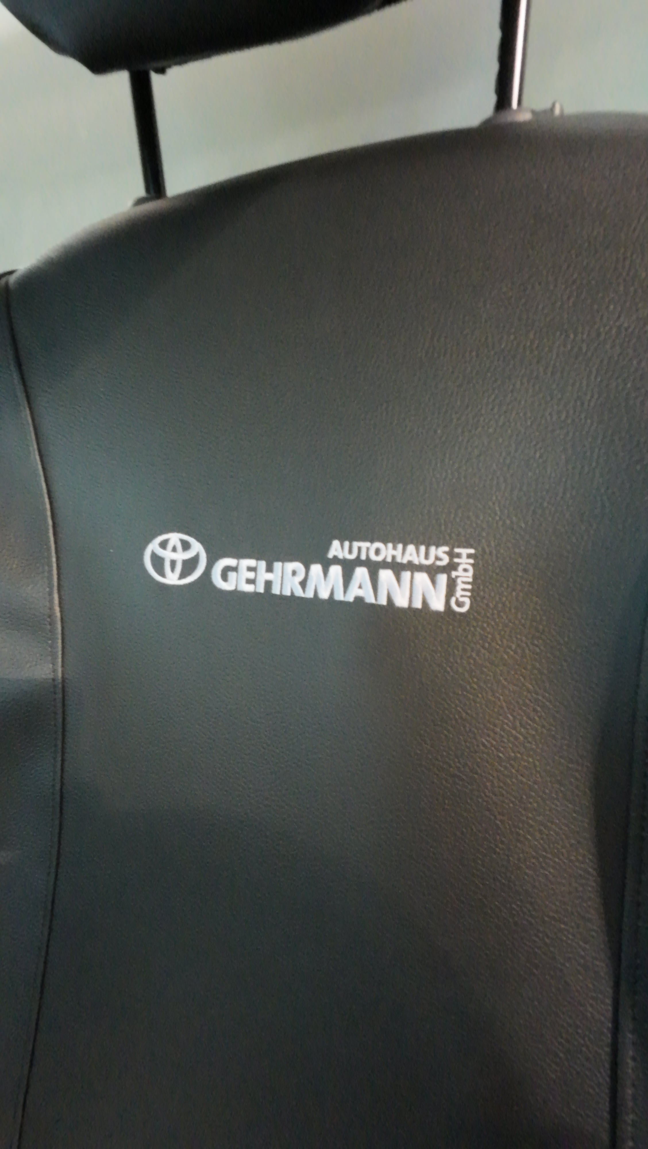 Kundenlogo Autohaus Gehrmann auf Kunstleder-Rücklehne, Toyota-Logo