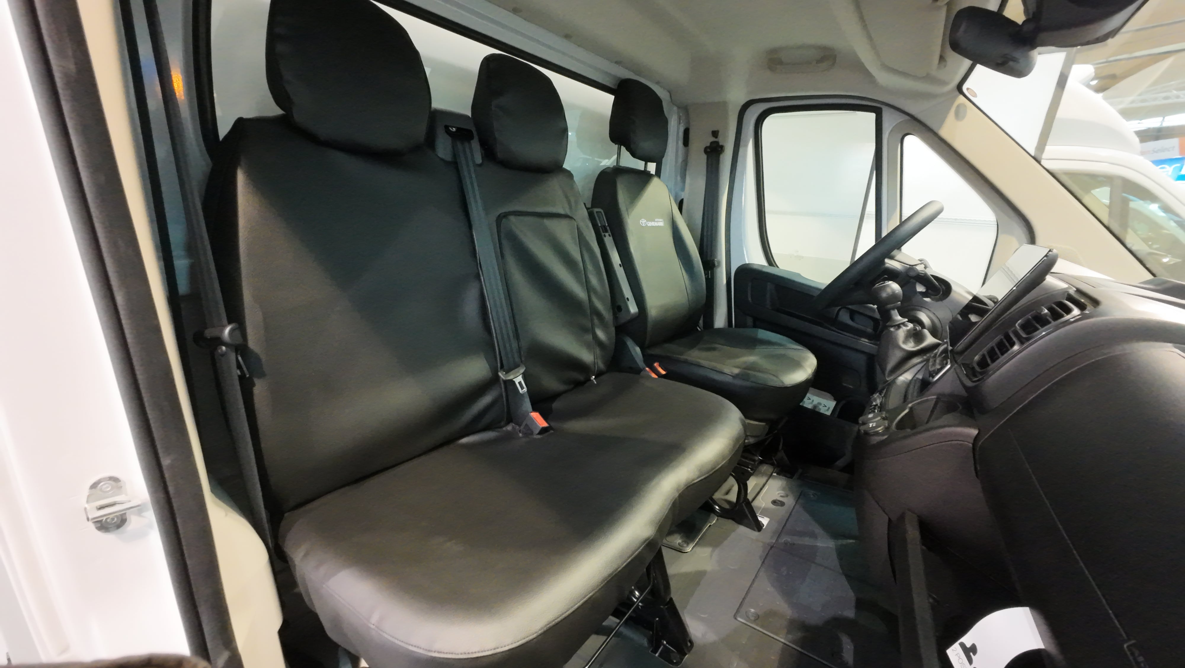 Kunstleder-Dreierbank Transporter, Nufam Messe, professionelles Setting