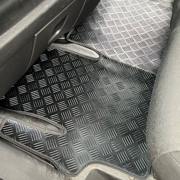 Gummi-Fußmatte Iveco Daily, Riffelblech-Optik, Rechtslenker