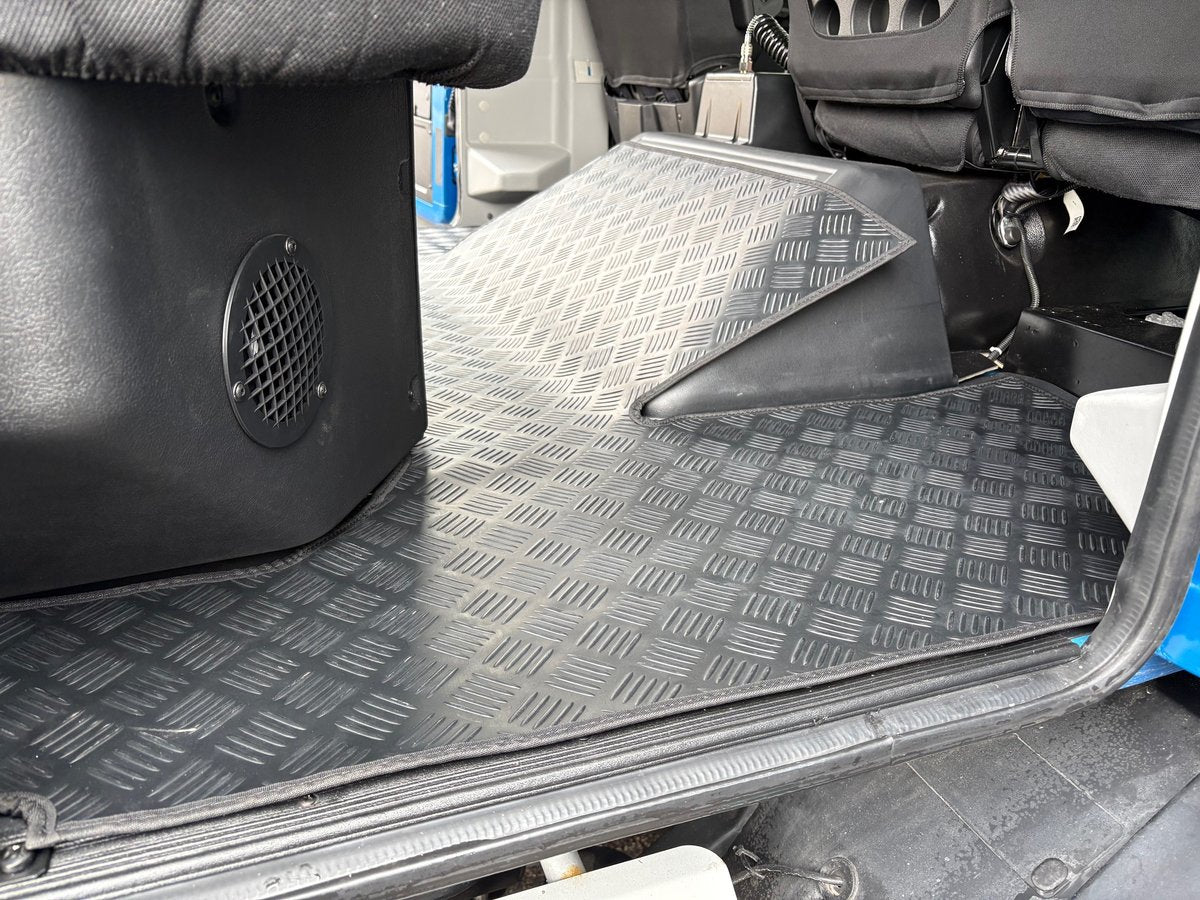 Maßgefertigte Gummi-Fußmatte mit Riffelblech-Struktur, passgenau im Iveco Eurocargo Doppelkabine