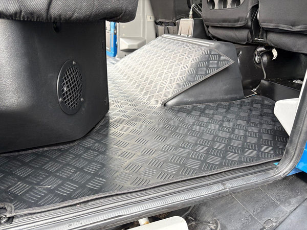 Maßgefertigte Gummi-Fußmatte mit Riffelblech-Struktur, passgenau im Iveco Eurocargo Doppelkabine